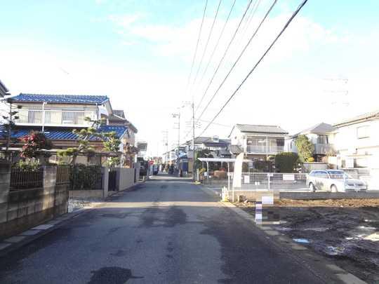 Local photos, including front road. Frontal road