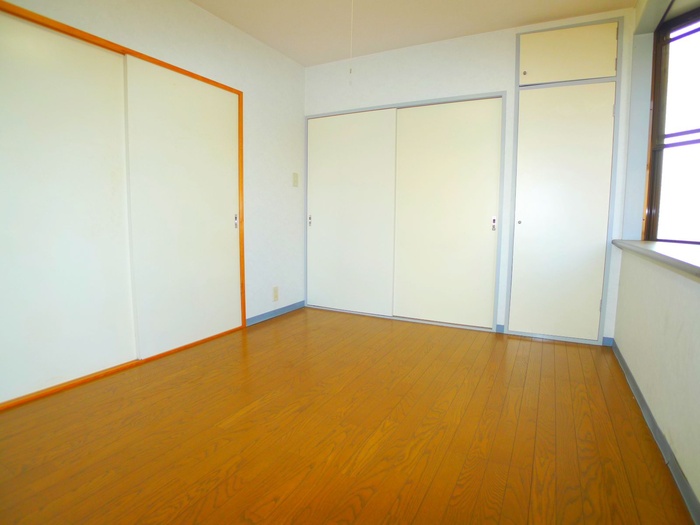 Living and room. Western-style 6 Pledge