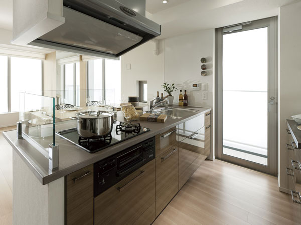 Kitchen.  [KITCHEN] Some residential units of the kitchen has been adopted face-to-face counter. Or decorate a flower, You can use a variety of applications. Less likely water is scattering because there is a difference in level between the sink and the counter. In addition, since face-to-face type, You can also enjoy hearthstone of the family while the housework.  ※ D-type, such as some type only