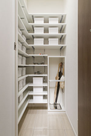 Receipt.  [Shoes closet] It has established a large shoe closet that can enter and leave with one's shoes on. Not only footwear, Also it can be stored and bulky thing long object, such as a golf bag.  ※ A ・ Atr ・ D ・ Dtr ・ E ・ Etr ・ G ・ Gtr ・ H ・ Except Htr type ※ Some dwelling unit is, It has established a distribution board or the like to the top.