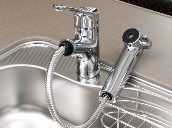 Kitchen.  [Single lever shower faucet] The amount of water in the lever operation one, Installing the temperature adjustable single-lever faucet. Since the pull out the shower head, It is also useful, such as sink cleaning. Also, It has a built-in water purification cartridge.   ※ Cartridge replacement costs will be separately paid.