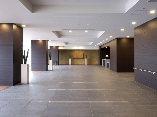 Features of the building.  [Entrance hall] Live person, Magnificent invite high for visitors, Entrance Hall charm the appearance, such as a hotel.  Floor that combines the texture of the "heavy" atmosphere and natural wood of the tile Zhang with quaint.  Pillar which has been subjected to wall and makeup of woodgrain.  Open-minded Oriage ceiling.  We are creating in the space of "elegance" is, Luxury of time that is allowed only to the noble mansion is flowing. (March 2013 shooting)