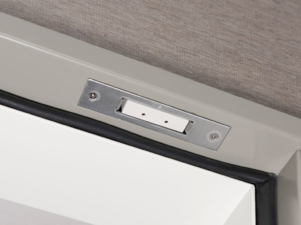 Security.  [Security sensors] Entrance door ・ Set up a crime prevention sensor is in the opening of the fourth floor dwelling unit (except FIX window). When the frontage part crime prevention sensor is installed is opened while security set, Sensor reacts, Place a abnormal signal to the security company sounds an alarm at the dwelling units within the intercom master unit and the Genkanshi machine.