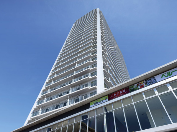 Buildings and facilities. Skyward carefree white of the skyline to be drawn (appearance photo, April 2013 shooting)