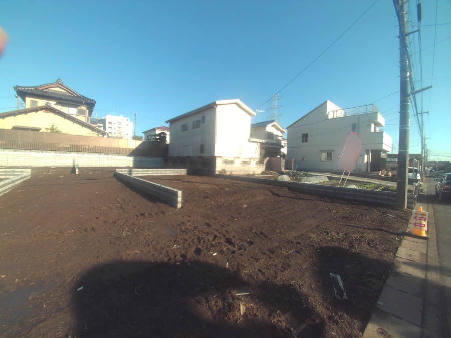 Local photos, including front road. We offer the same use the finished model house of this property. Please feel free to contact us.