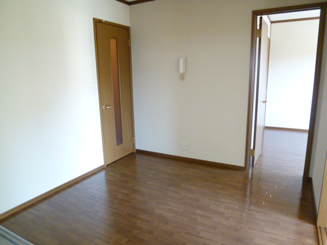 Other room space. Cleaning If easy in all rooms Western-style