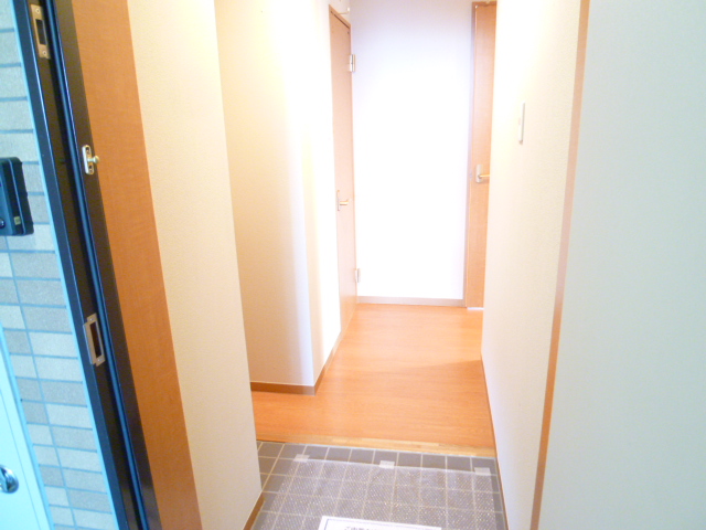 Entrance. Room safe for small children with a small entrance stepped!