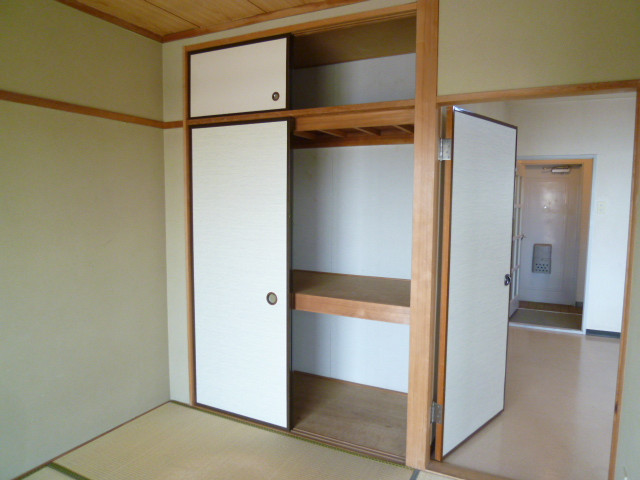 Receipt. Easy to use because the old-fashioned closet is up to upper closet