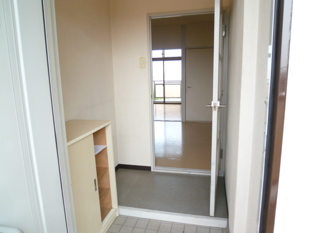 Entrance. Shoes BOX is the left hand