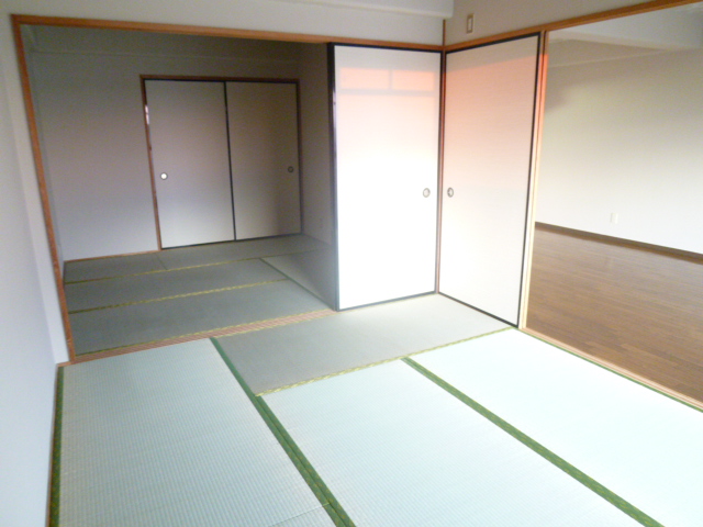 Other room space. But it is not quite I continue between the Japanese-style room.