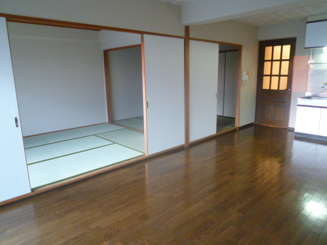 Other room space. Easy next to the living room is very use me Japanese-style room!