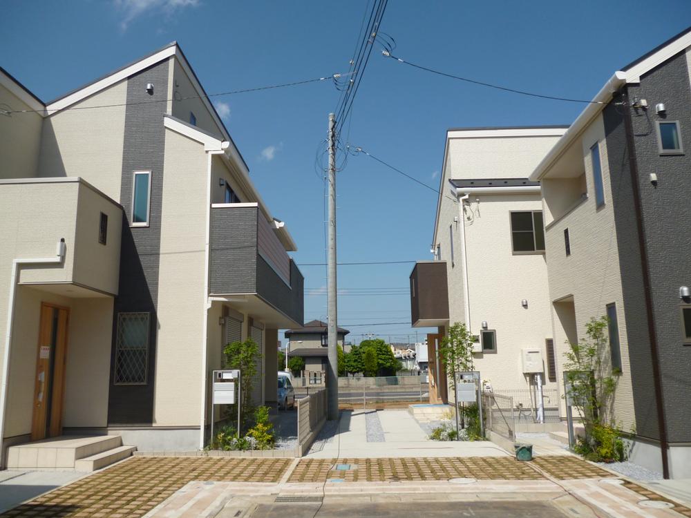 Local photos, including front road. Cityscape (May 2013 shooting)