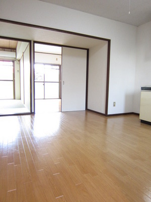 Living and room. Dining space can also be ensured! 