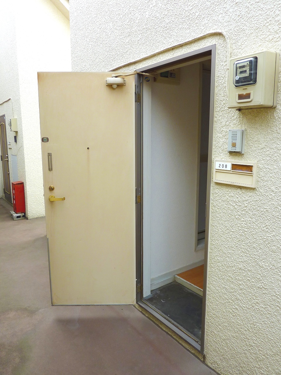 Entrance. It becomes the image from the entrance outside. 