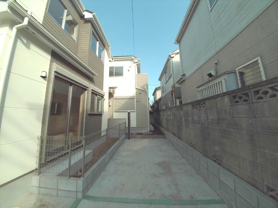 Local photos, including front road. Was building completed. Such as the actual image from per yang, We have to wait all the time so you can see directly. 