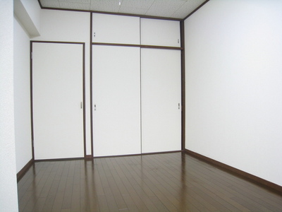 Living and room. 6.5 Pledge Western-style! It is housed in plenty!