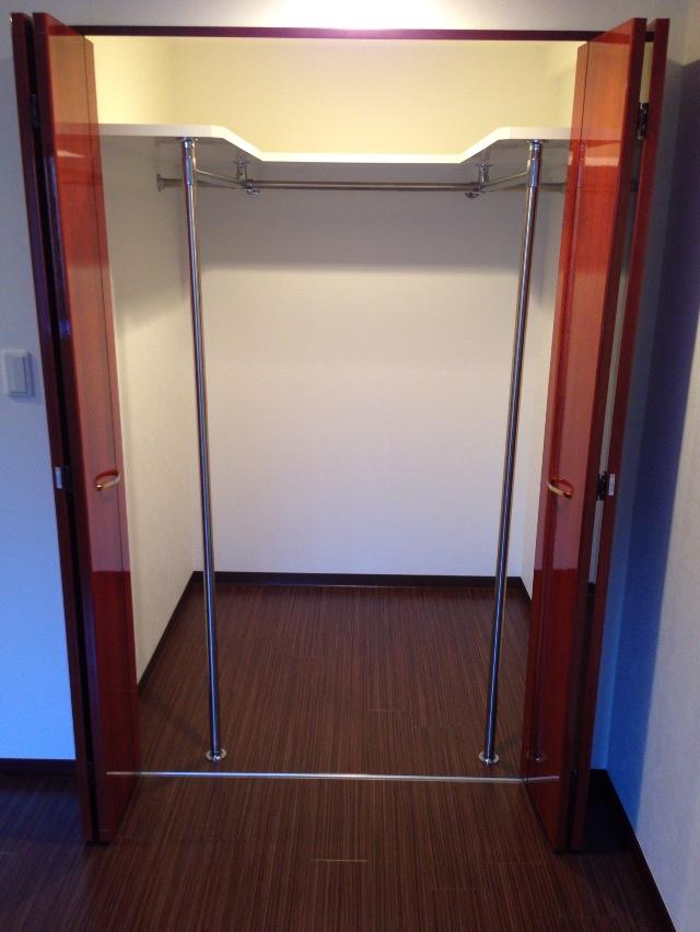Receipt. Spacious walk-in closet