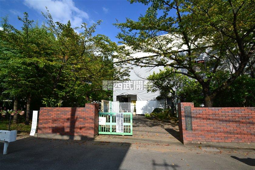 Primary school. Tiled up to elementary school 950m