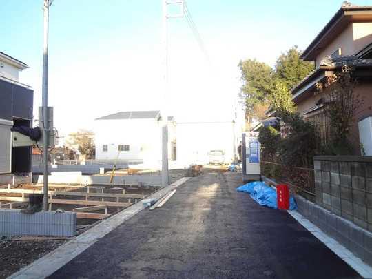 Local photos, including front road. Frontal road