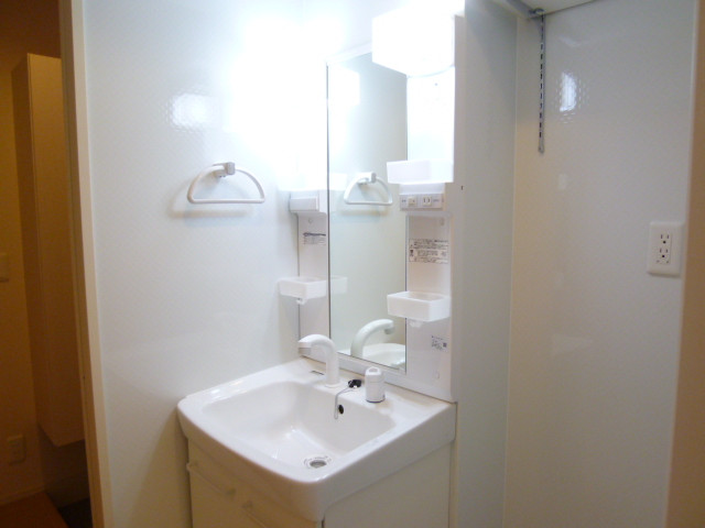 Washroom. Morning of shampoo at Vanity is also Rakuchin.