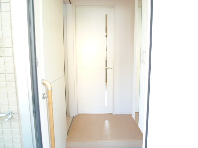 Entrance. Spacious is there is no feeling of pressure at the door! !