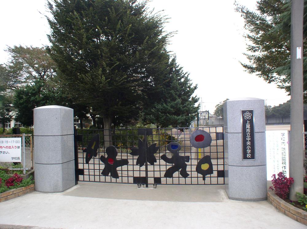 Primary school. 400m to the center primary school