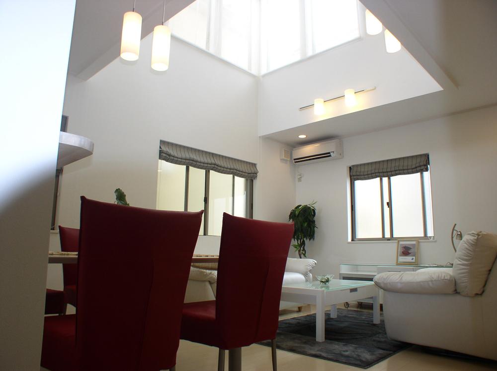 Same specifications photos (Other introspection). Sunshine will plug from blow. 