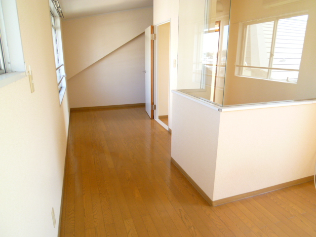 Living and room. 11 Pledge of Western-style is ideal for bedroom!