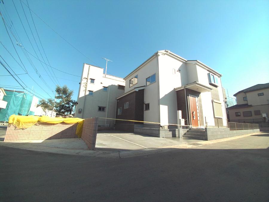 Local photos, including front road. We offer the same use the finished model house of this property. Please feel free to contact us. 