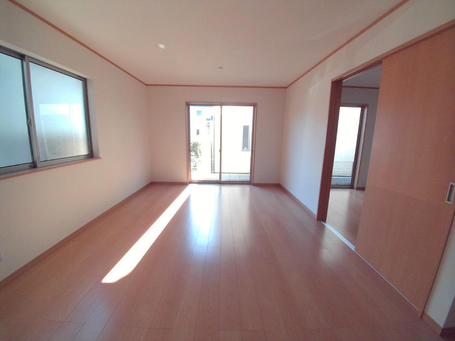 Living. Was building completed. Such as the actual image from per yang, We have to wait all the time so you can see directly. 