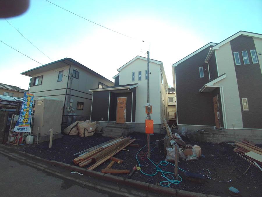 Local photos, including front road. We offer the same use the finished model house of this property. Please feel free to contact us.