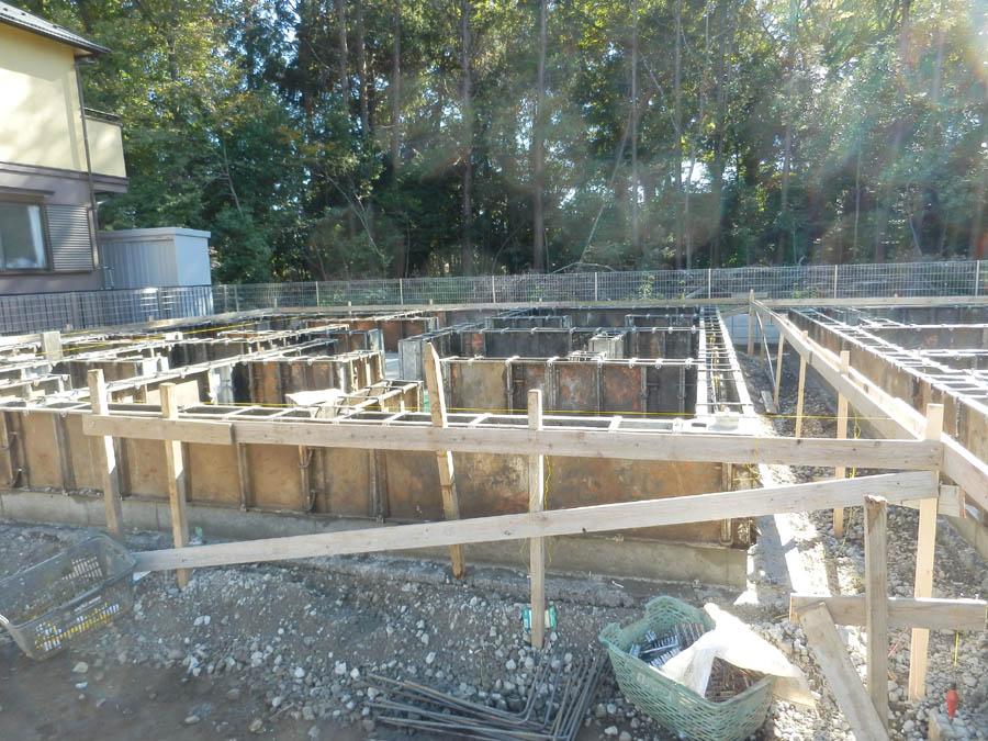 Local photos, including front road. We offer the same use the finished model house of this property. Please feel free to contact us. 