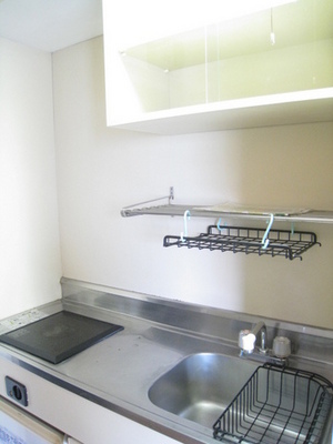 Kitchen. Space to put the cutting board are equipped!