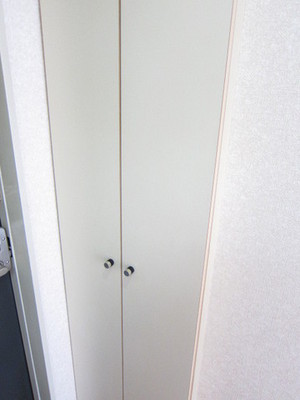 Entrance. It comes with a shoebox!