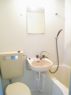 Bath. Rakuchin units bus is clean!