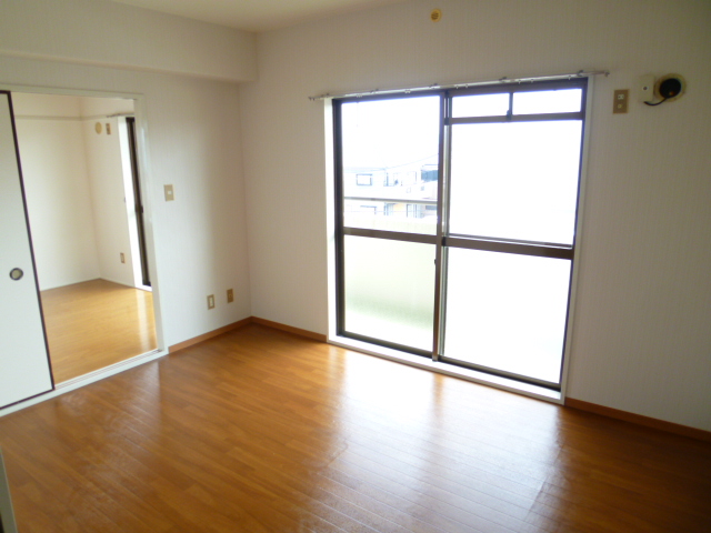 Living and room. Recommended to use by connecting DK next to Western-style