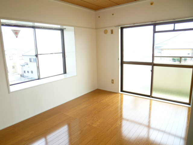 Other room space. Corner room Western-style windows are many bright Western-style!