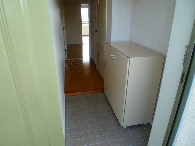 Entrance. Spacious entrance hall! It is also nice shoes BOX