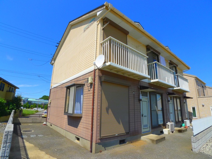 Building appearance. Shopping is convenient