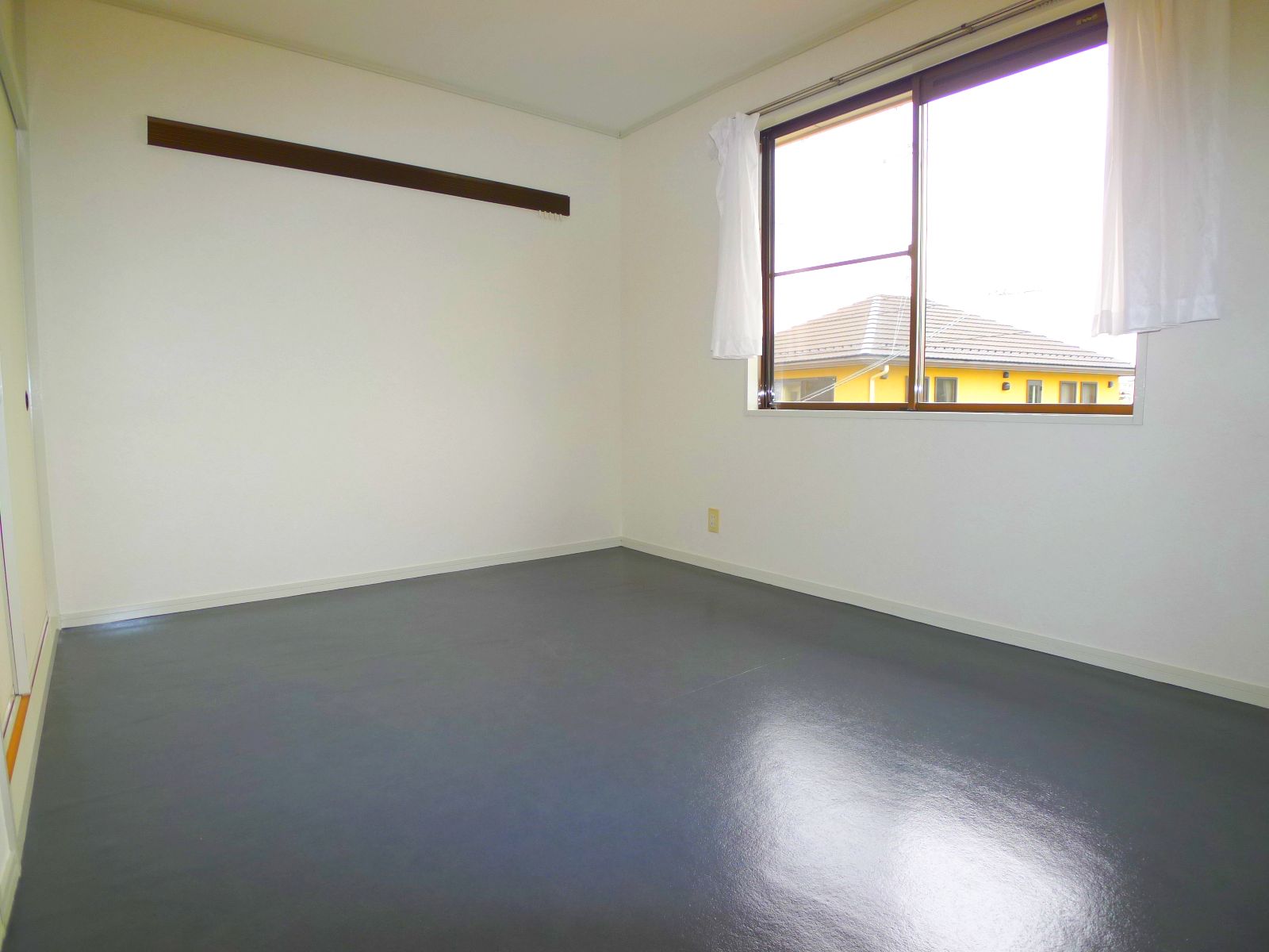 Living and room. Western-style 6 Pledge