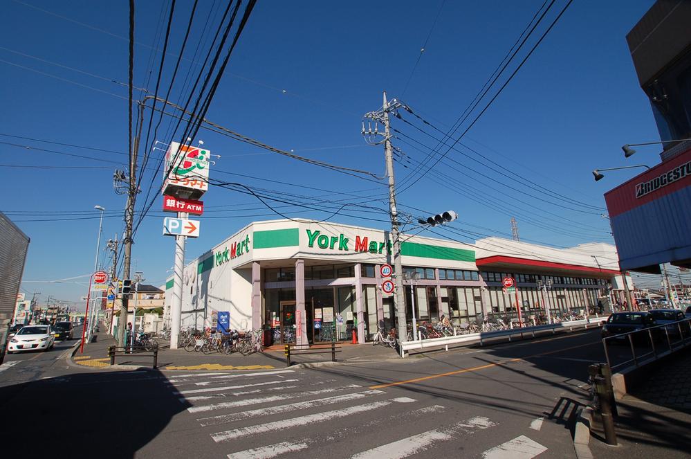 Supermarket. 800m to York Mart