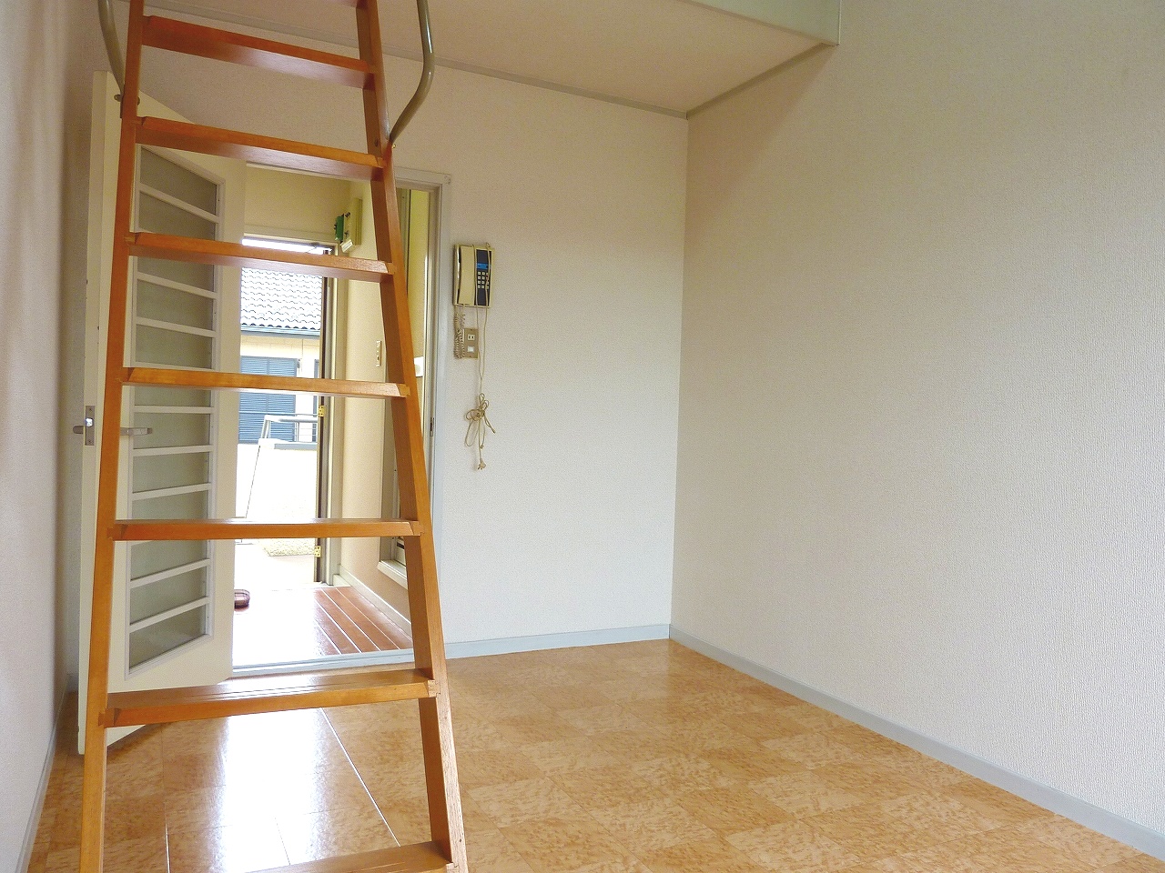 Other room space. This image from the Western-style another angle. 