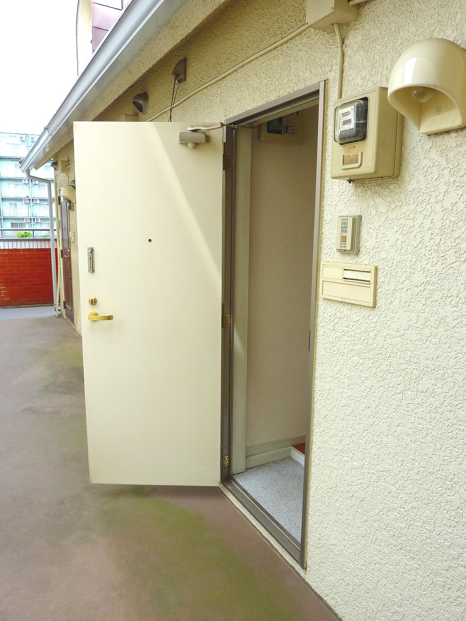 Entrance. It becomes the image from the entrance outside. 