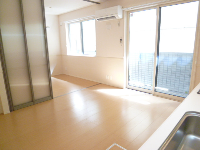 Living and room. Floor flooring! I do not mind even outside of the sound in the double glass!