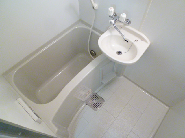 Bath. Bus is a toilet! !