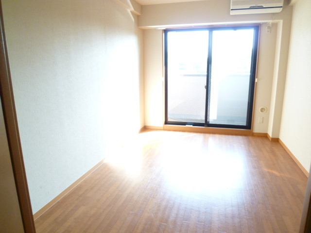 Living and room. Bright rooms in the southwest-facing! Ventilation is also good