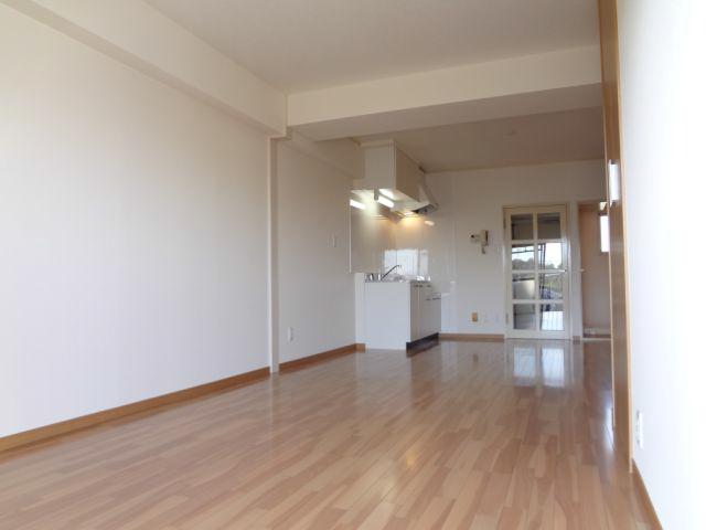 Kitchen. Living is a wide 12 Pledge.