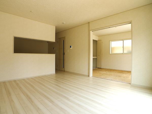 Living. Bright sunshine is plugging south living Local (May 2013) Shooting 37 Building