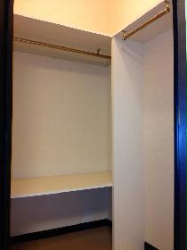 Receipt. The room back there is a walk-in closet.