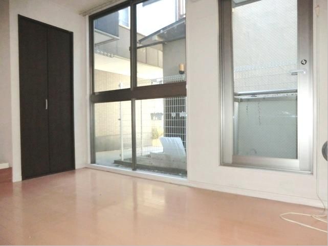 Living and room.  ☆ Many window ・ Airy is a good room ☆